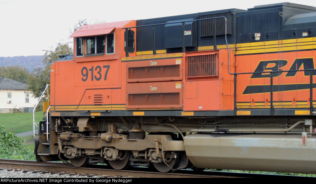 BNSF 9137 / Close-up